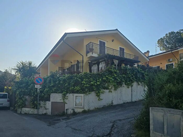 Casa con 8 locali in vendita in Strada Colle San Donato, Pescara