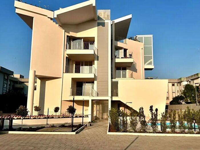 Appartamento quadrilocale in vendita in Viale Unità dItalia, Taranto