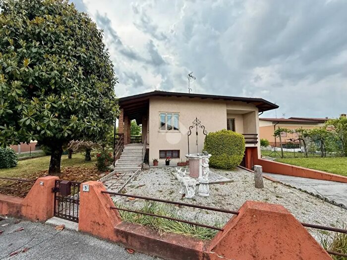 Casa quadrilocale in vendita in Via dello Stadio, Azzano Decimo