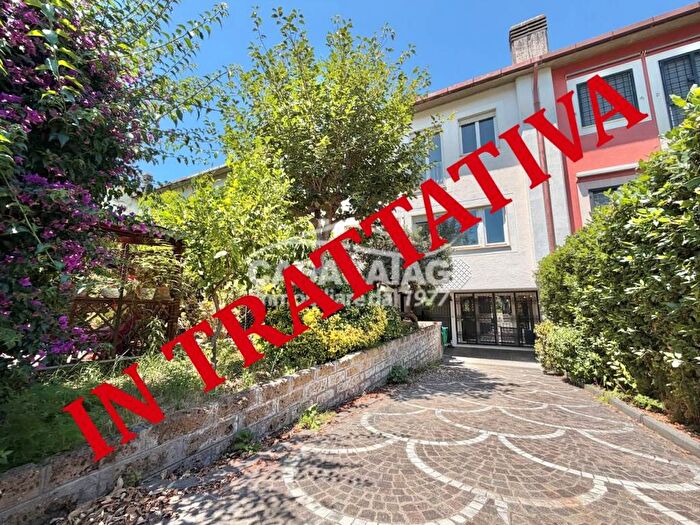 Casa con 5 locali in affitto in Piazza Libone, Casal Palocco, Roma