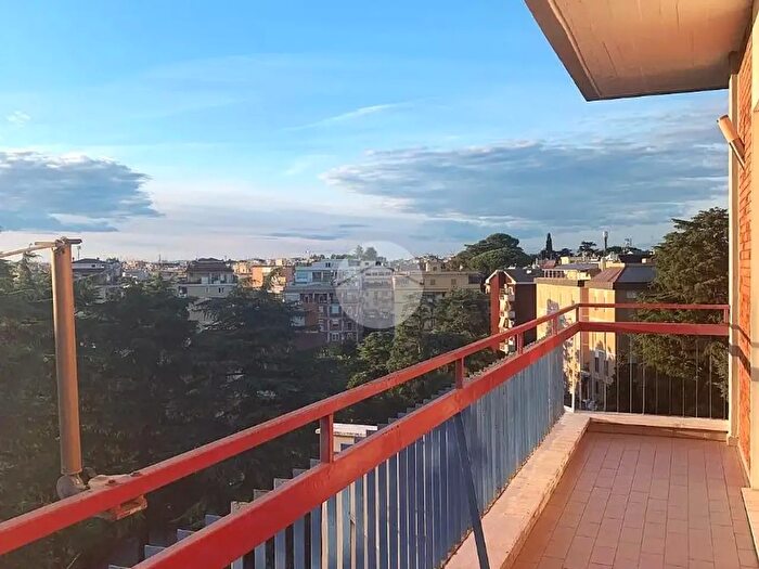 Appartamento trilocale in vendita in Via dei Baglioni, Roma