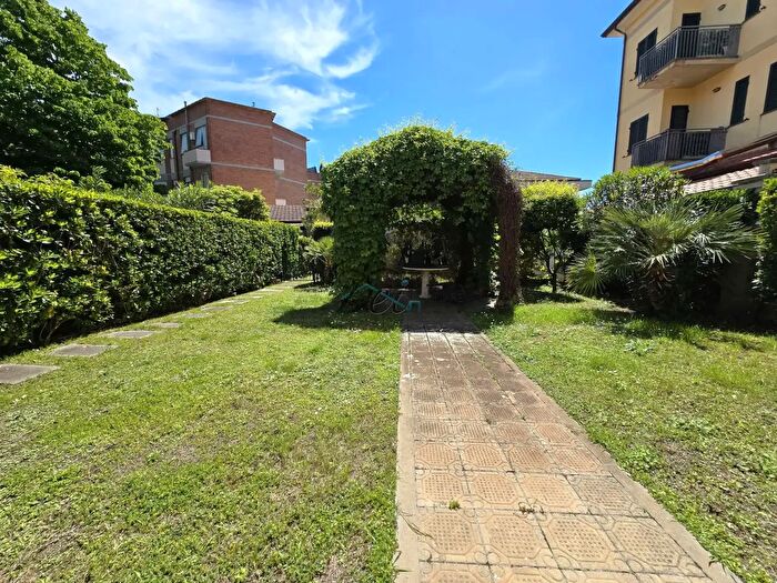 Appartamento quadrilocale in vendita in Viale Cristoforo Colombo, Camaiore