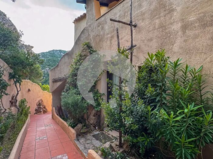 Appartamento quadrilocale in vendita in Via lUnfarru, Arzachena