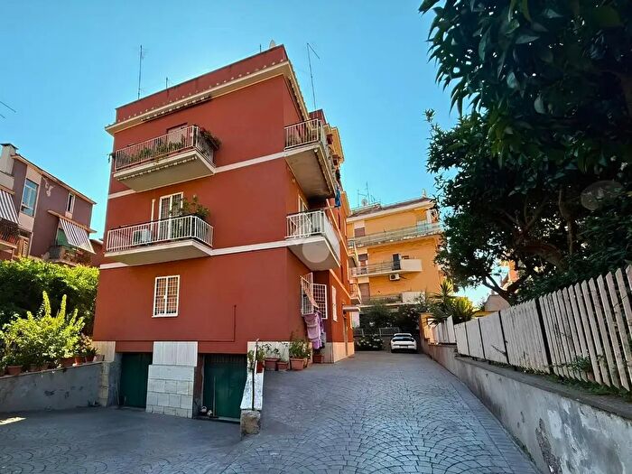 Appartamento trilocale in vendita in Via dei Rocciatori, Roma