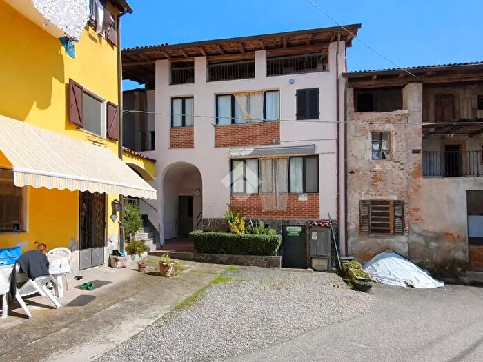 Casa quadrilocale in vendita in Via Roma, Roasio