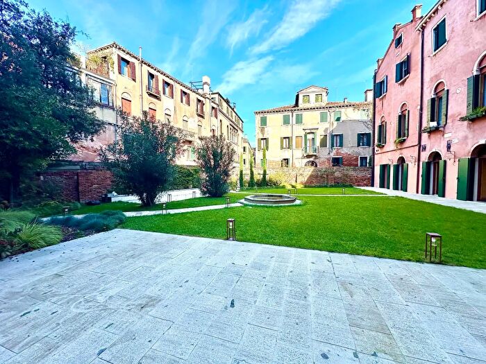 Appartamento con 8 locali in vendita in Campo San Polo, Venezia