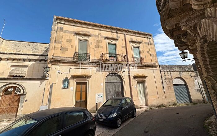 Casa con 10 locali in vendita in Via Giannotta, Maglie