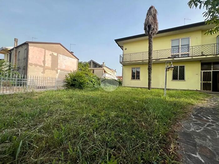 Appartamento con 5 locali in vendita in Via Novembre, Saonara