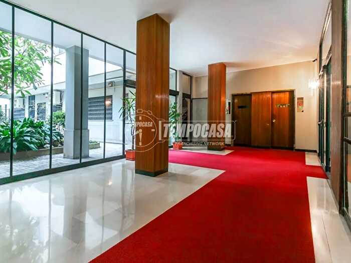 Appartamento trilocale in vendita in Via Ippolito Rosellini, Milano