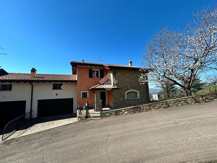 Casa quadrilocale in vendita in Via Frassoni, Serramazzoni