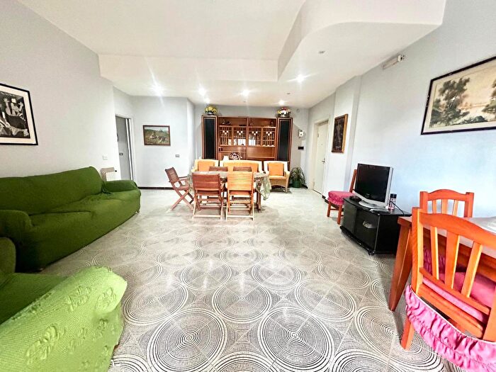 Appartamento con 6 locali in vendita in Viale delle Mimose, Castel Volturno