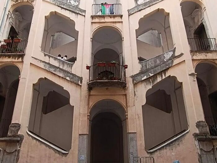 Appartamento con 8 locali in vendita in Piazza Sedile del Campo, Salerno