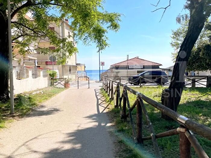 Appartamento con 5 locali in vendita in Viale dei Pini, Follonica