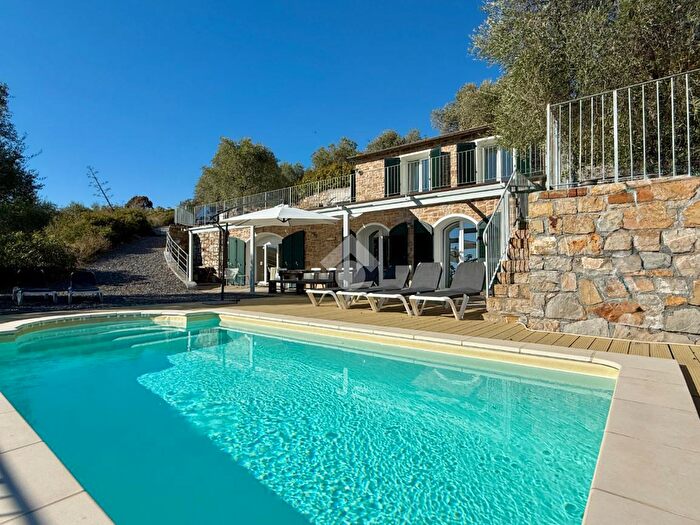 Casa quadrilocale in vendita in Regione Pantai Superiore, Civezza