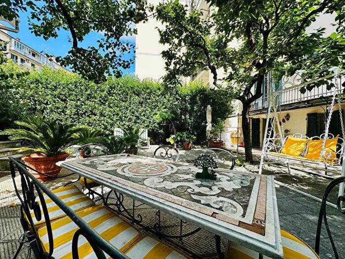 Casa con 13 locali in vendita in Via XXIV Maggio, Firenze