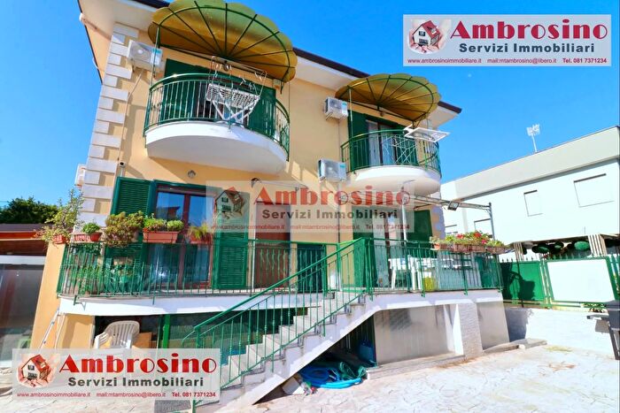 Casa con 6 locali in vendita in Via Staffetta bis, Giugliano In Campania