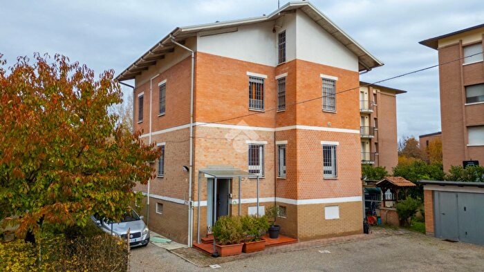 Casa con 10 locali in vendita in Via Vittorio Mattei, Reggio Emilia