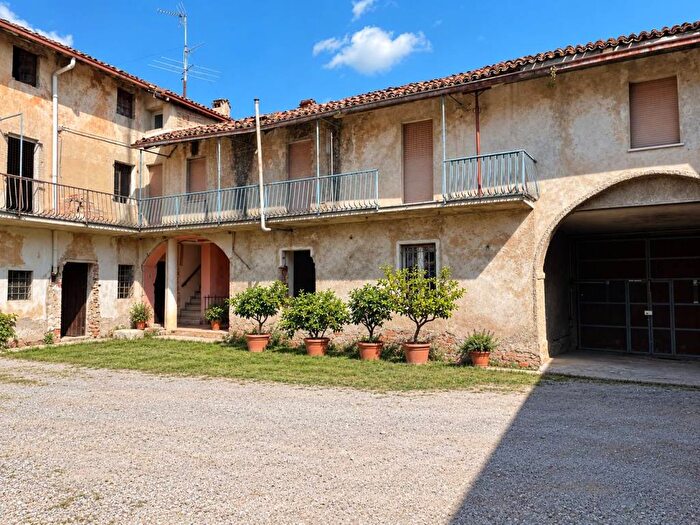 Casa quadrilocale in vendita in Viale Erasmo Boschetti, Centro, Castiglione delle Stiviere