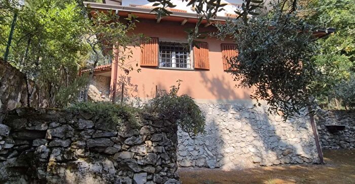 Casa con 6 locali in vendita in Massa