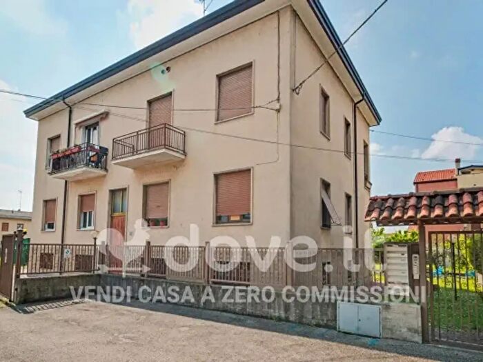 Appartamento trilocale in vendita in Via Magenta, Carugo