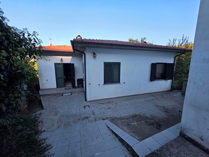 Casa con 6 locali in vendita in Via delle Scuola, Minucciano
