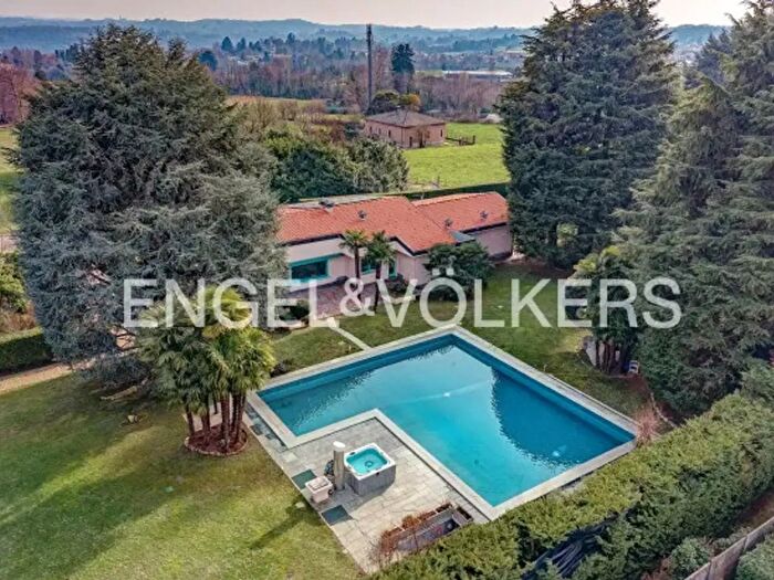 Casa con 6 locali in vendita in Erba