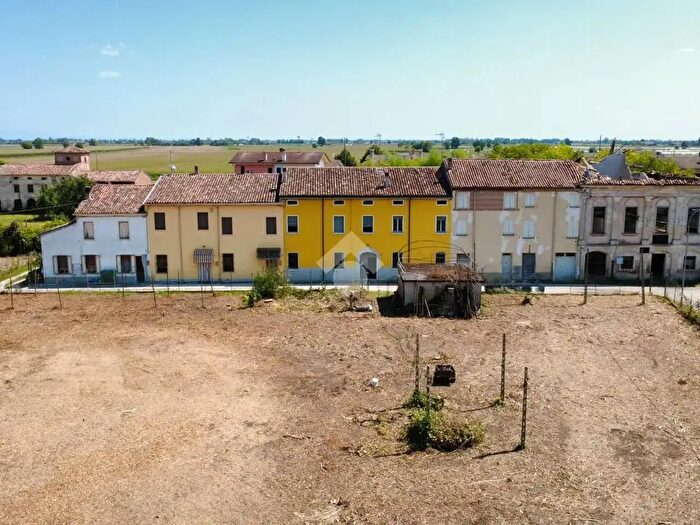 Casa quadrilocale in vendita in Vicolo Corrado, Marcaria