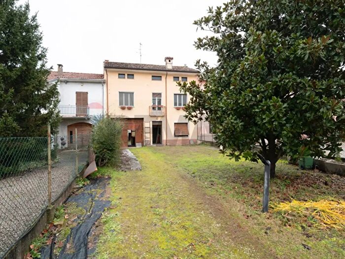 Appartamento con 6 locali in vendita in Gazzuolo