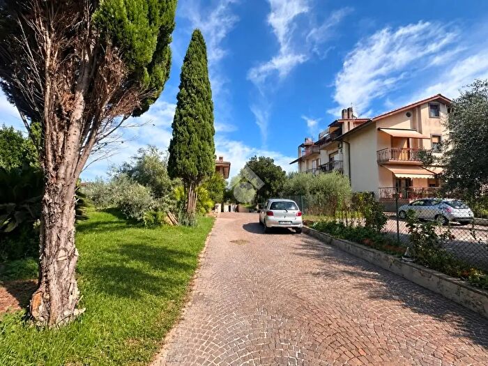 Casa con 9 locali in vendita in Via Vincenza Messina, Ciampino
