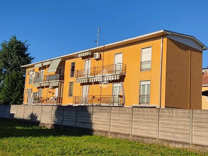 Appartamento trilocale in vendita in Via Leopardi, Lonate Pozzolo