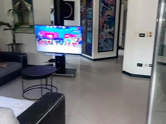 Casa con 8 locali in vendita in Viareggio