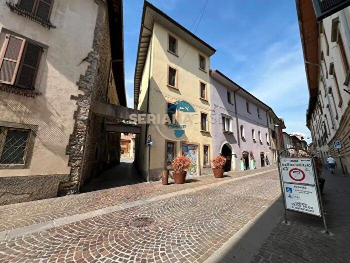 Appartamento con 10 locali in vendita in Via Mazzini, Albino