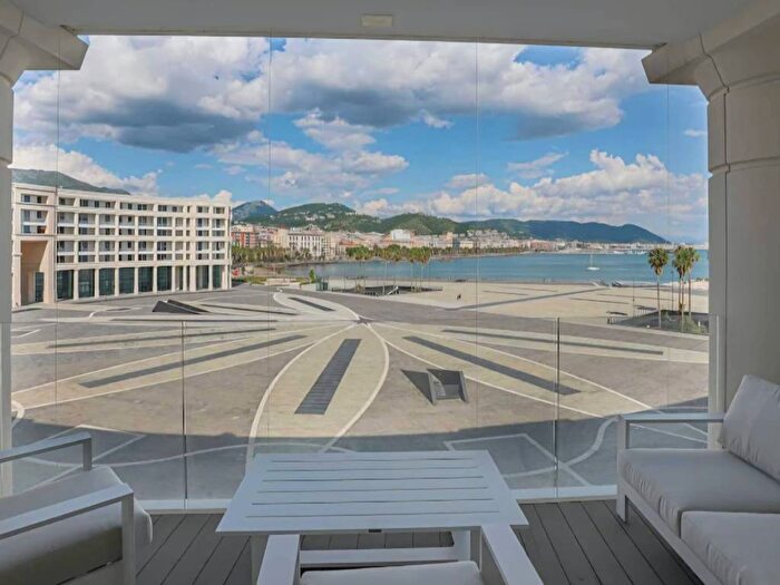 Appartamento trilocale in affitto in Via Alfonso Alvarez, Centro Storico Teatro Verdi, Salerno