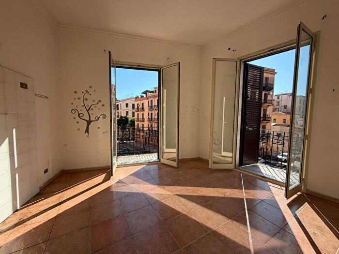 Appartamento trilocale in vendita in Via Salamone Marino Salvatore, Palermo