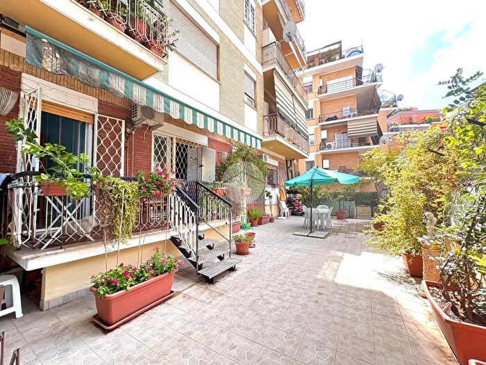 Appartamento con 5 locali in vendita in Via Camillo Guidi, Roma