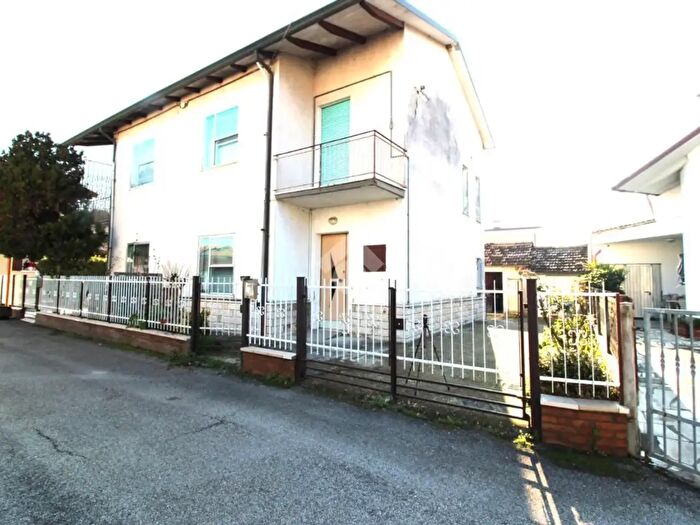 Casa trilocale in vendita in Via Pinarella, Cesena