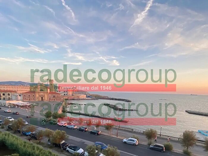 Appartamento con 8 locali in vendita in Viale Italia, Livorno