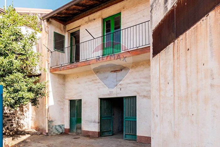 Casa quadrilocale in vendita in Via Francesco Crispi, Trecastagni