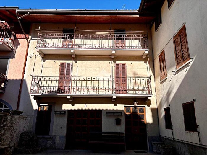 Casa bilocale in vendita in Via Fiorine, Clusone
