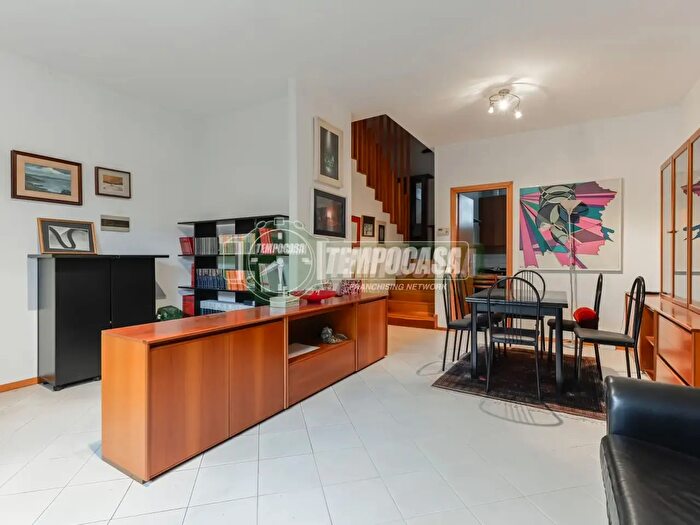 Casa quadrilocale in vendita in Via Prete Roncelli, Stezzano