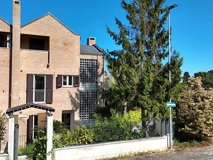 Casa quadrilocale in vendita in Via Barletta, Fermo