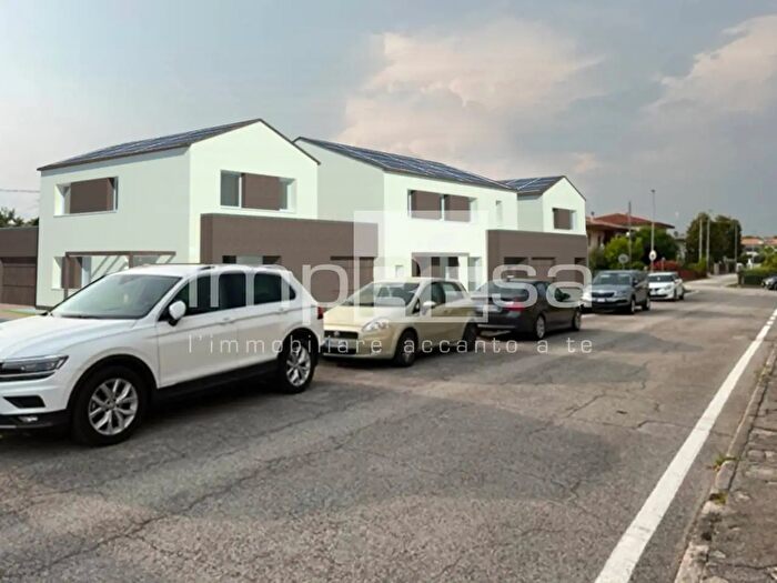 Casa con 6 locali in vendita in XXV Aprile, Susegana