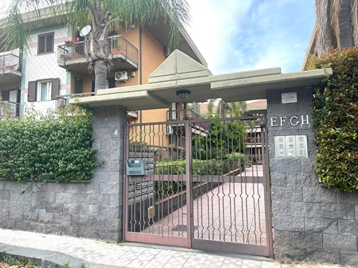 Appartamento quadrilocale in affitto in Via IV Novembre, Aci Catena