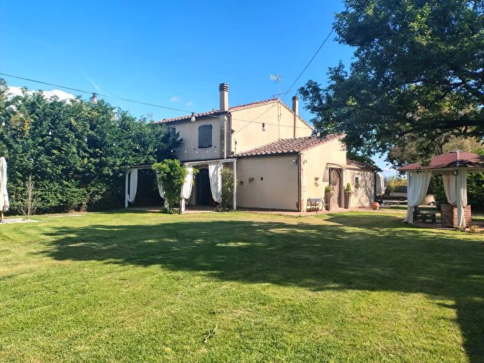 Casa con 8 locali in vendita in Cascina