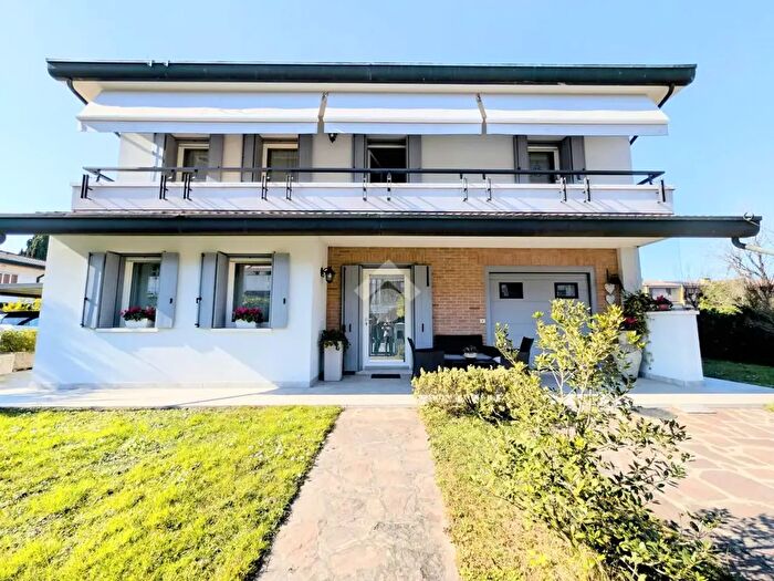 Casa quadrilocale in vendita in Villa Singola Viale Giovanni XXII, Casier