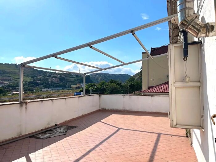 Appartamento con 5 locali in vendita in Viale degli Angioini, Catanzaro