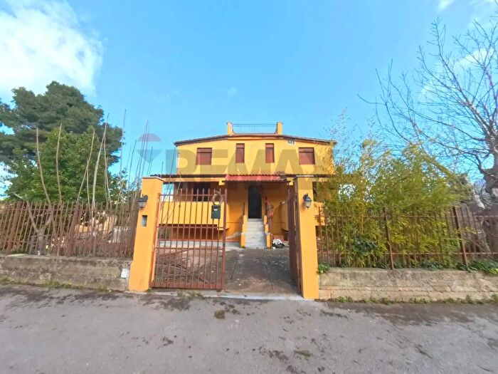 Casa con 15 locali in vendita in Via delle Palme, Torretta