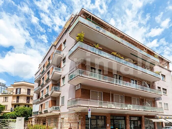 Appartamento trilocale in vendita in Via Giorgio Baglivi, Roma
