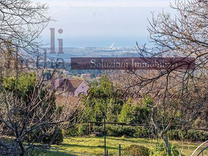 Casa quadrilocale in vendita in Castellina Marittima