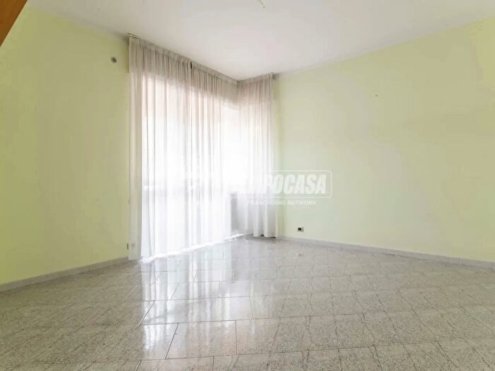 Appartamento trilocale in vendita in Via Genova, Marnate